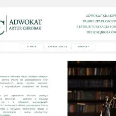 Statuetka Temidy z wagą na tle regałów z książkami.