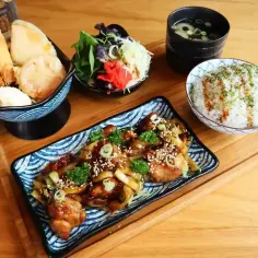 Japoński posiłek: kurczak soboro w sosie, ryż, zupa miso, tempura i sałatka.