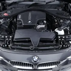 Silnik TwinPower Turbo BMW 335, czysty i gotowy do pracy.