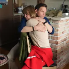 Katarzyna Tlałka przytula się do swojego męża, szukając pocieszenia.