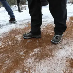 Czym posypywać chodniki zimą, aby uniknąć niebezpiecznych poślizgów?
