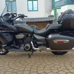 Ciemnoszary motocykl Yamaha Star Venture z kuframi i wygodnym siedzeniem, gotowy na długie podróże.