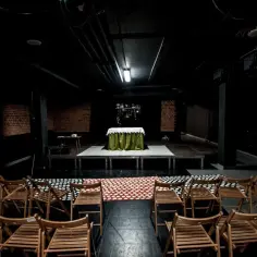 Puste krzesła czekają na widzów w Teatrze Muzycznym Gdynia. Bilety ulgowe dostępne dla każdego!