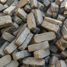 Stos brykietów torfowych, które można palić w piecu, gotowych do rozgrzania zimowego wieczoru.