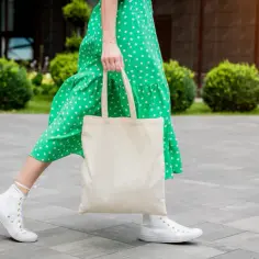Jakie buty do zielonej sukienki w kwiaty, by uniknąć modowej wpadki?