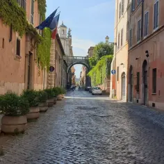 Urokliwa, brukowana uliczka w Rzymie z łukiem i zielenią. Odkryj nieoczywiste atrakcje Wiecznego Miasta.