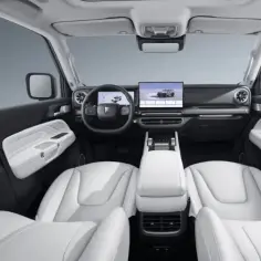 Wnętrze luksusowego SUV-a z białymi skórzanymi fotelami i nowoczesnym ekranem. Sprawdź atrakcyjną tank 300 cena!