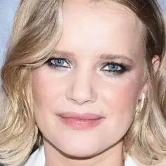 Joanna aktorka z błękitnymi oczami i blond włosami, w złotej kolczyku.