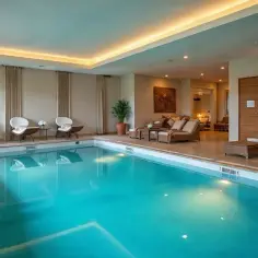 Relaks w tej luksusowej strefie spa z basenem. Wygodne leżaki i nastrojowe oświetlenie zapraszają do odpoczynku.