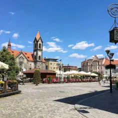 Tarnowskie Góry atrakcje: Rynek z kościołem, kawiarniane ogródki i zabytkowa architektura tworzą urokliwy klimat.