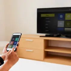 Jak udostępnić ekran z iPhone na TV? Użyj aplikacji Home Control na telefonie, by sterować telewizorem i jego funkcjami.