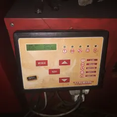 Panel sterowania kotła na ekogroszek z wyświetlaczem temperatury i przyciskami.