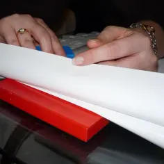 Jak usunąć folię samoprzylepną z mebli - skuteczne metody krok po kroku