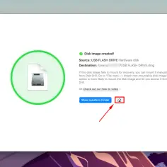 Obraz pokazuje okno z informacją "Disk image created!". Podpowiada, jak znaleźć pendrive na MacBooku, wskazując opcję "Show results in Finder" i ikonę domu.