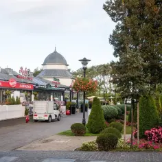 Spacer po alei gwiazd w Międzyzdrojach. Restauracje, kawiarnie i zielone zakątki tworzą urokliwy krajobraz.