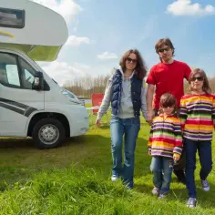 Kamper ile osób - idealne modele dla rodzin i grup podróżnych