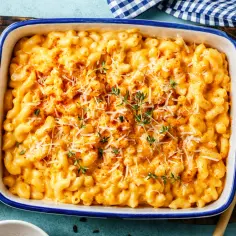 Pyszne, kremowe mac and cheese z oryginalnego przepisu, posypane parmezanem i papryką, gotowe do podania.