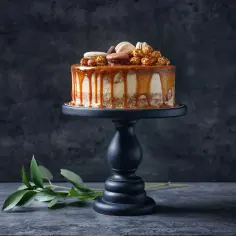 Wyjątkowy tort karmelowy z makaronikami i popcornem. Zastanawiasz się, ile kosztuje mały tort w cukierni? Ten wygląda na wart swojej ceny!