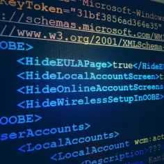 Fragment kodu XML z tagami <OOBE>, <HideWirelessSetupInOOBE> i <LocalAccounts>, sugerujący konfigurację oobe bypassnro.
