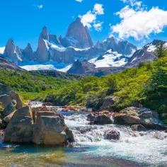 Góry Fitz Roy w Argentynie, rzeka i zielone zbocza. Ceny w Argentynie mogą być zaskakujące, ale widoki są bezcenne.