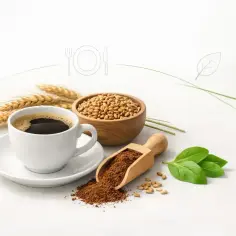 Filiżanka kawy zbożowej, miska z ziarnami, drewniana łyżka z kawą mieloną i kłosy zboża.
