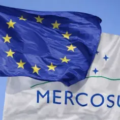 Flaga UE i biała flaga z napisem MERCOSUR, symbolizujące potencjalną umowę między blokami.