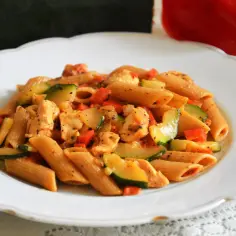 Szybki przepis na makaron penne z kurczakiem i pomidorami, który zachwyci