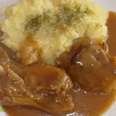 Pyszne, duszone udka z kurczaka w sosie własnym, podane z purée ziemniaczanym posypanym koperkiem.