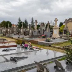 Cmentarz pełen nagrobków i krzyży. Szukasz miejsca spoczynku bliskiej osoby? Jak znaleźć osobę zmarłą na cmentarzu?