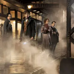 Newt Scamander i jego towarzysze w mglistym zaułku, przygotowani na przygody z fantastycznymi zwierzętami 4.