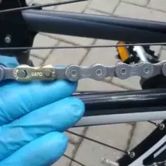Jak prawidłowo założyć spinkę do łańcucha motocyklowego i uniknąć problemów