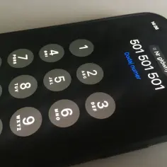 Na ekranie telefonu widoczna jest klawiatura numeryczna i wpisany numer 501 501 501. To może być pomocne, jak sprawdzić numer Orange.