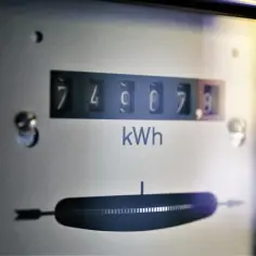 Licznik energii elektrycznej pokazuje 74907,8 kWh. To dużo, ale może to tylko początek historii zużycia.
