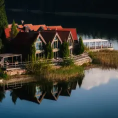 Malownicze jezioro Wygonin z domkami i łódkami przy brzegu. Sprawdźcie jezioro Wygonin cennik, by zaplanować wypoczynek.