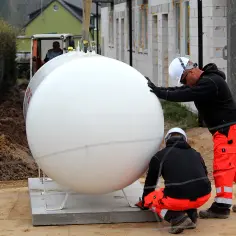 Montaż zbiornika na gaz płynny. Instalacja gazowa w domu w trakcie budowy.