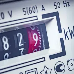 Liczniki pokazują zużycie energii. Niskie wskazania to dowód na tani prąd w domu.
