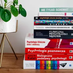 Książki do psychologii, w tym "Psychologia kliniczna dzieci i młodzieży", idealne na studia podyplomowe.