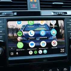 Ekran samochodu z android auto najnowsza wersja. Widoczne ikony aplikacji: Spotify, Telefon, Waze, Wiadomości, Pogoda.