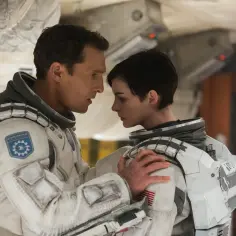 Dwóch astronautów w skafandrach, w tym jeden z naszywką "Endurance", w scenie z filmu o kosmosie.