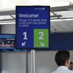 Tablica United informuje o zasadach boarding. Grupy 3-5 proszone są o oczekiwanie na siedząco.