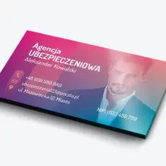 Wizytówka z portretem mężczyzny, danymi kontaktowymi i logo "Agencja Ubezpieczeniowa Aleksander Kowalski".