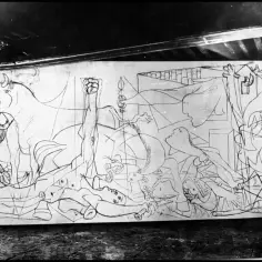Szkic do słynnego obrazu Guernica. Widoczny byk, koń, cierpiący ludzie i chaos wojny.
