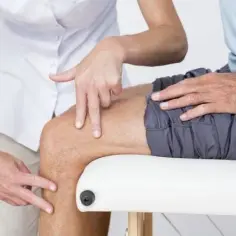 Skręcenie kolana ile zwolnienia – ile czasu potrzebujesz na powrót?