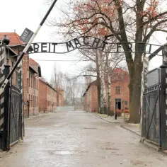 Auschwitz-Birkenau w jakim kraju? Poznaj prawdę o lokalizacji