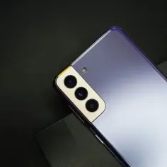 Fioletowy smartfon z potrójnym aparatem. Dowiedz się, jak sprawdzić ile lat ma telefon, by ocenić jego stan.