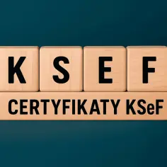 Drewniane klocki z literami K, S, E, F ułożone w dwa rzędy. Dolny rząd zawiera napis "CERTYFIKATY KSeF".