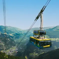 Kolejka linowa wjeżdża na piękne **austria góry**. Widok na dolinę i miasteczko zapiera dech w piersiach.