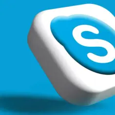Trójwymiarowe logo Skype, białe z niebieskim symbolem "S", unosi się na błękitnym tle.