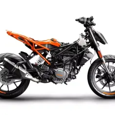 KTM Duke 125 odblokowanie: szkielet motocykla z pomarańczową ramą i czarnymi elementami, gotowy do modyfikacji.