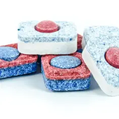 Tabletki do zmywarki, czerwono-niebieskie, z okrągłym środkiem. Czy czyszczenie pralki tabletkami do zmywarki faktycznie niszczy uszczelki?